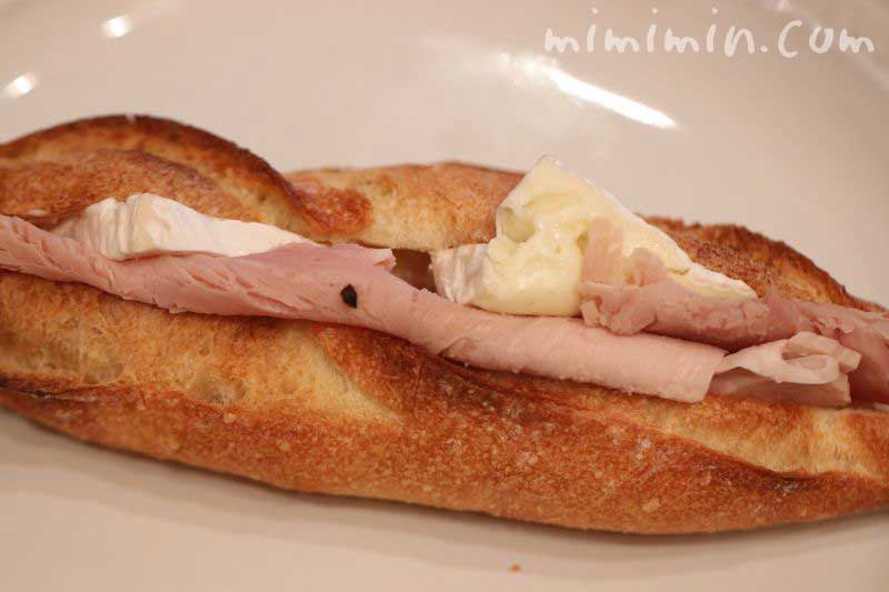 ハムとカマンベールチーズのサンドイッチ（ラ ブティック ドゥ ジョエル・ロブション）の写真