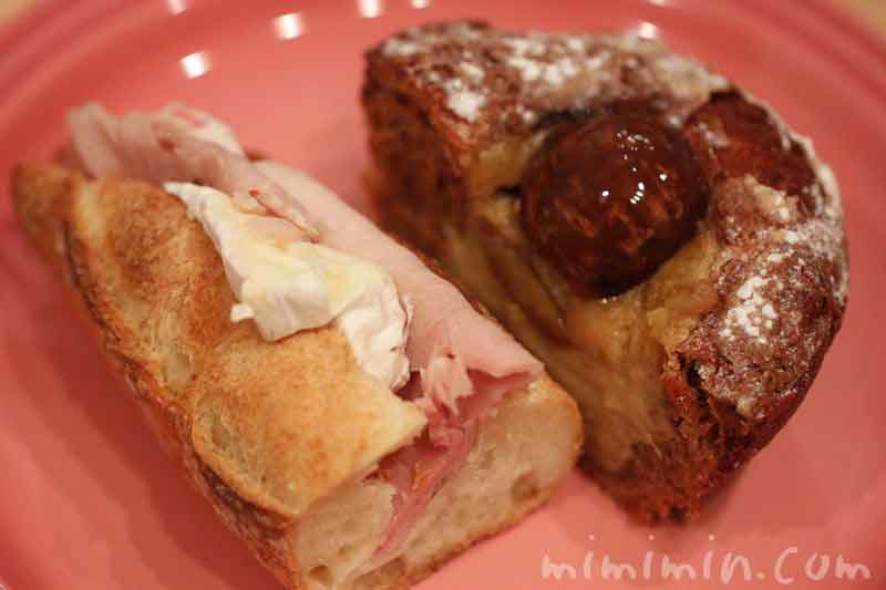 ジョエル・ロブションのハムとカマンベールチーズのサンドイッチとマロンクリームパンの写真