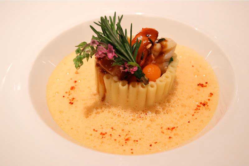 活オマール海老のロティと野菜のタンバル、シャトーシャロンの香るソース コラリーヌ の写真