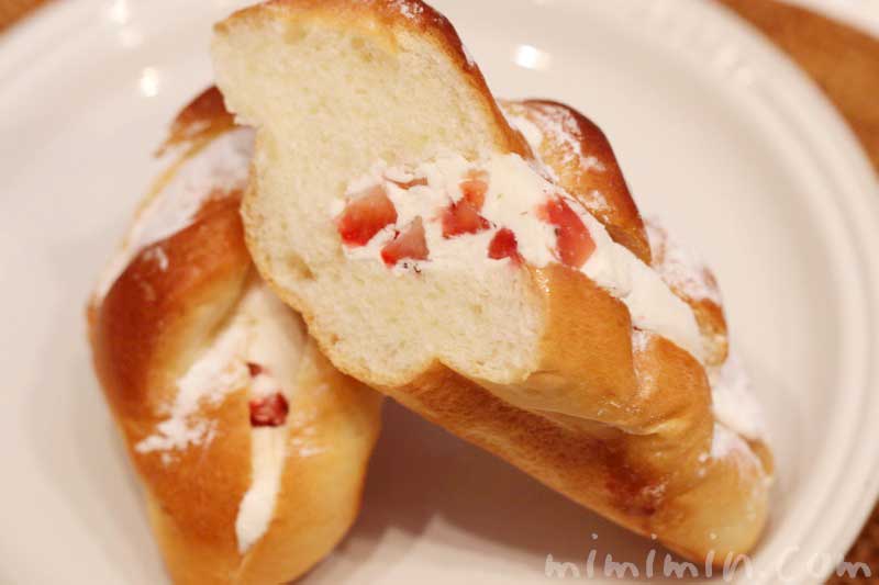 苺ミルクフランス｜ロブションの菓子パン
