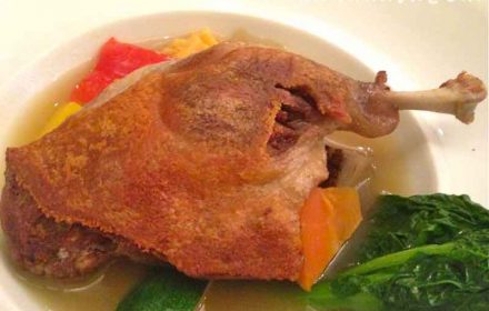 フランス　鴨骨付きもも肉のコンフィー　柴海さんのお野菜たっぷりポトフの写真