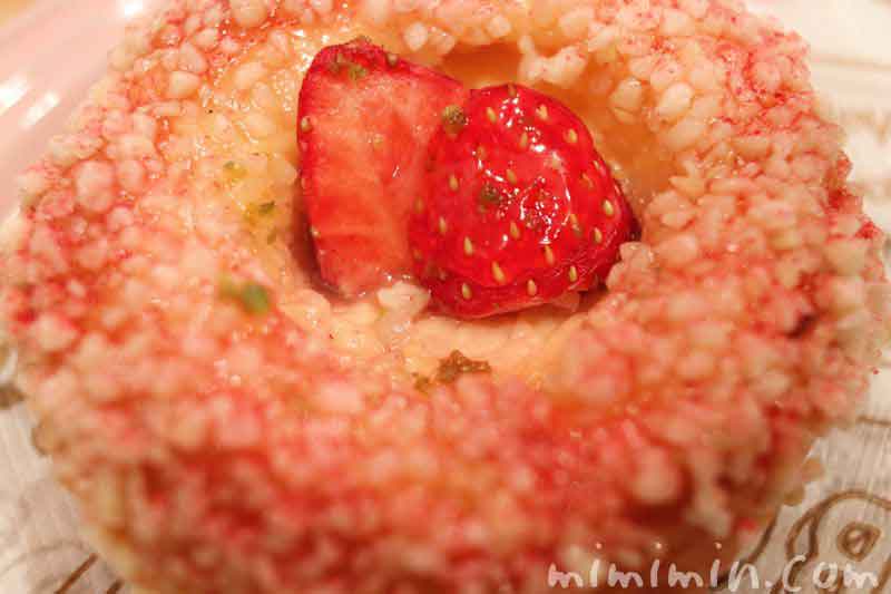 苺とクリームのブリオッシュ・ジョエルロブションのパンの写真