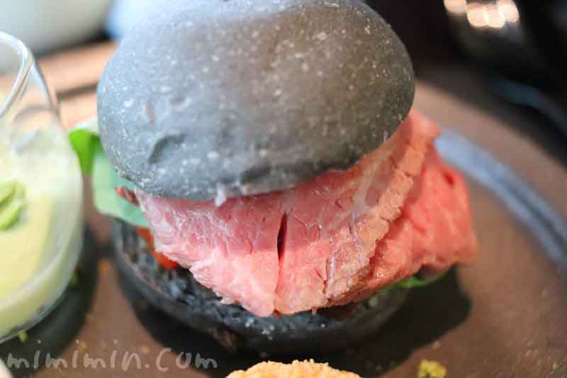 竹炭バンズとローストビーフ 茄子のサンドイッチ｜アマン東京のアフタヌーンティーの画像