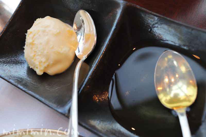 スコーンのクロテッドクリーム、ハチミツ｜シャングリ・ラ ホテル東京のアフタヌーンティーの写真