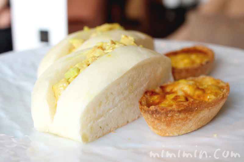トウモロコシと玉葱のキッシュ|スモークチキンのフォカッチャサンドイッチ（帝国ホテル）の画像