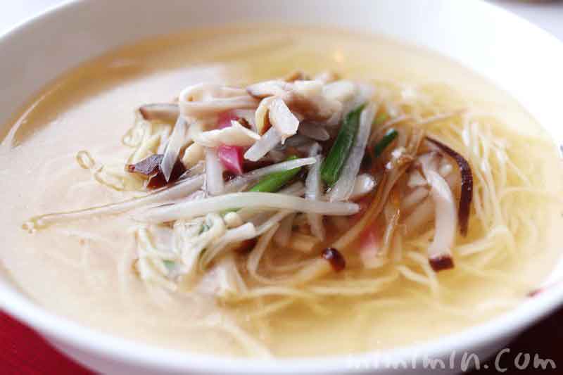 細切り野菜入り香港細麺のスープヌードル｜広東料理 センスでランチ（マンダリン オリエンタル 東京）の写真