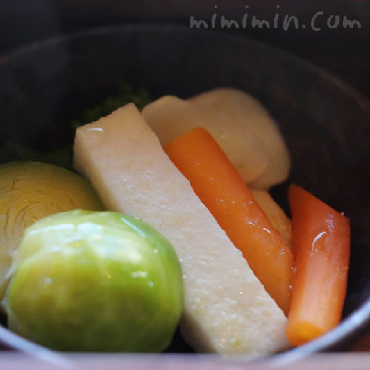 野菜色とりどり　ゆずこしょう風味のドレッシング和｜帝国ホテル東京のBENTO｜インペリアルラウンジ アクアの写真