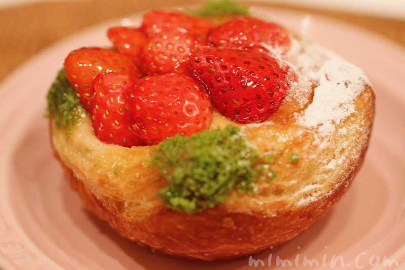 苺とリュバーブのデニッシュ｜ラ ブティック ドゥ ジョエル・ロブションのパンの写真