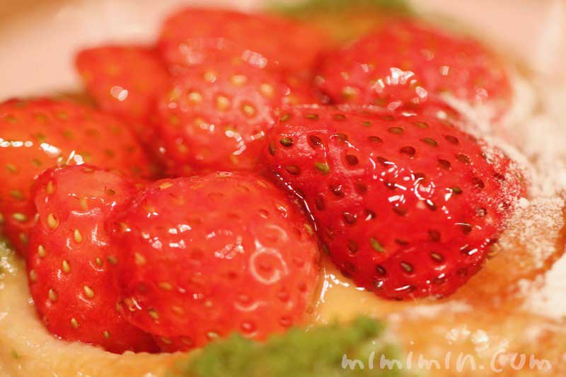 苺とリュバーブのデニッシュ｜ラ ブティック ドゥ ジョエル・ロブションの菓子パンの写真
