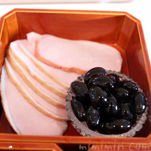 ロースハムと黒豆　おせち料理 　飛騨春慶塗の隅切三段小重（4.5寸重）の写真
