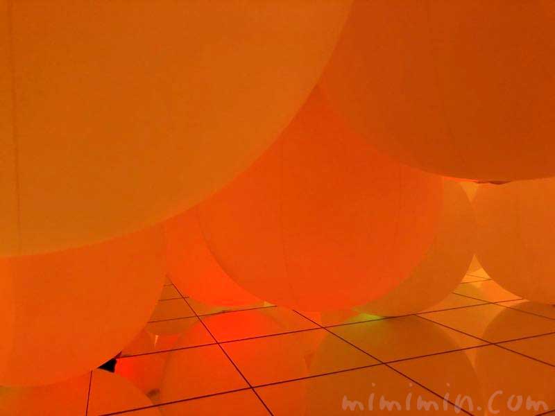 意思を持ち変容する空間、広がる立体的存在 – 自由浮遊、平面化する3色と曖昧な9色　チームラボ プラネッツ TOKYO（豊洲）の写真