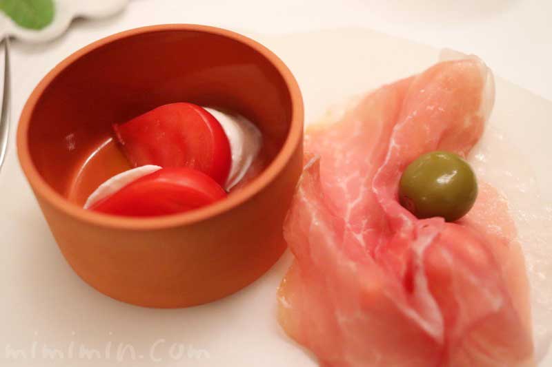 前菜 生ハム トマト チーズ オリーブ｜リストランテセンソ（イタリアン・白金台）の画像
