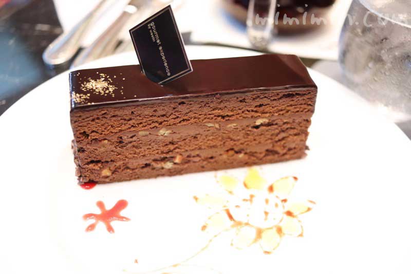 ェスティンホテル東京のロビーラウンジ「ザ・ラウンジ」のケーキセットのチョコレートケーキの画像