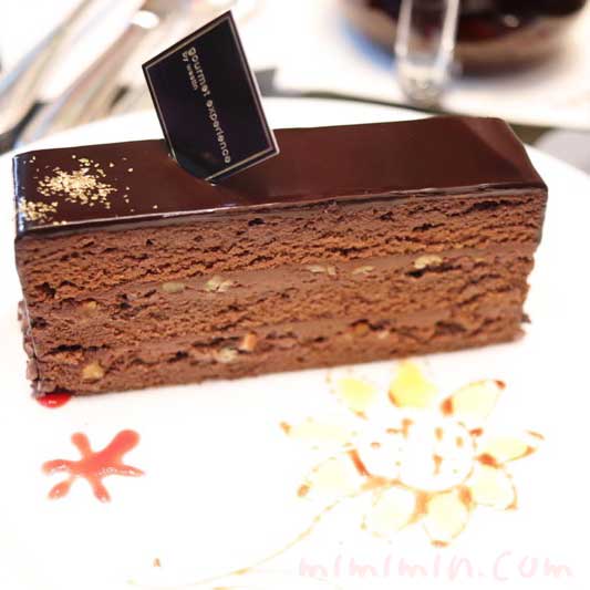 ェスティンホテル東京のロビーラウンジ「ザ・ラウンジ」チョコケーキの画像