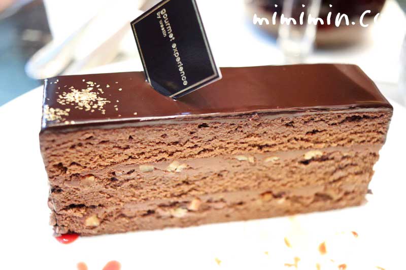 ェスティンホテル東京のロビーラウンジ「ザ・ラウンジ」のケーキセットのチョコケーキの画像