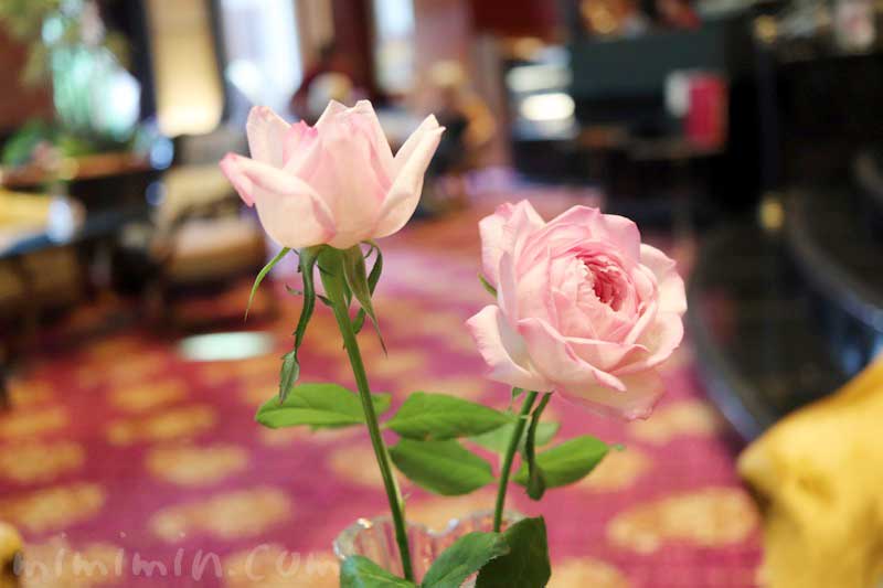 ェスティンホテル東京のロビーラウンジ「ザ・ラウンジ」のバラの写真